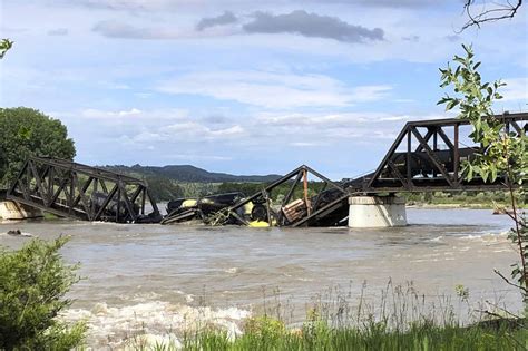 bridge over yellowstone river collapses